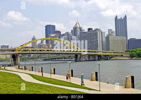 Von Roberto Clemente Park von Fort Duquesne Brücke und Pittsburgh City anzeigen Stockfoto