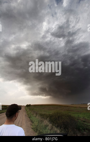 Storm Chaser Darren Addy Uhren einen Sturm im ländlichen Nebraska, 2007. Stockfoto