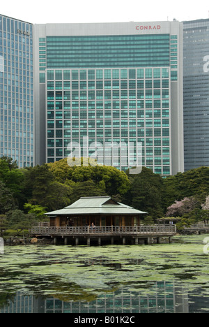 Hamarikyu Garten Nakajima keine Chaya Tee Haus mit Conrad Hotel im Hintergrund, Tokio, Japan. Stockfoto