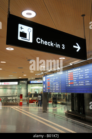 Fluggesellschaft beim Check-In 3, Flughafen Zürich-Kloten (ZRH/LSZH) Schweiz CH Stockfoto