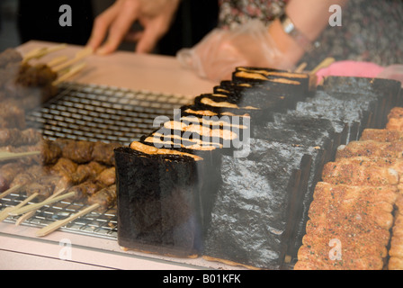 Traditionelle quadratischen Senbei Reis-Cracker zum Verkauf hinter Glas in Asakusa Bezirk von Tokio. Stockfoto