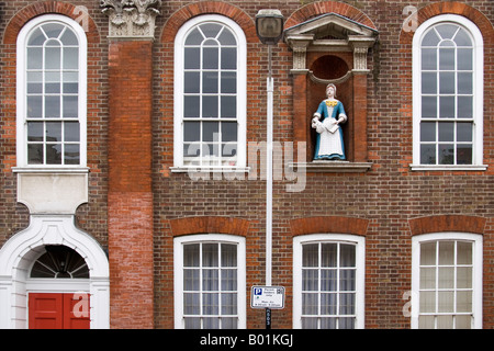 Raine's House, eine ehemalige Wohltätigkeitsschule (1719) in der Raine Street, Wapping, London, England. Jetzt von der Akademie von Saint Martin in den Feldern verwendet Stockfoto