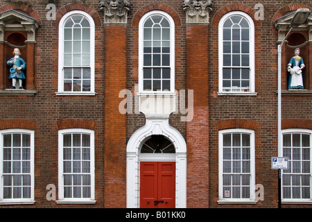 Raine's House, eine ehemalige Wohltätigkeitsschule (1719) in der Raine Street, Wapping, London, England. Jetzt von der Akademie von Saint Martin in den Feldern verwendet Stockfoto