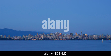 Die Skyline von Vancouver in der Dämmerung als Schauplatz von spanischen Banken Stockfoto