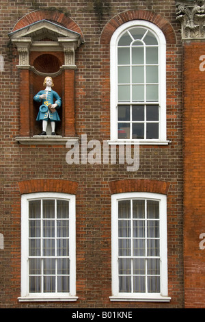 Raine's House, eine ehemalige Wohltätigkeitsschule (1719) in der Raine Street, Wapping, London, England. Jetzt von der Akademie von Saint Martin in den Feldern verwendet Stockfoto