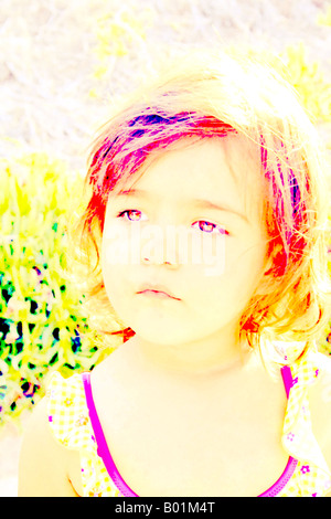 3 Jahre alten kaukasischen Kleinkind Mädchen suchen unschuldig, gesichtsbesamung Nahaufnahme. Digital dargestellten Ausschnitt Foto. Stockfoto