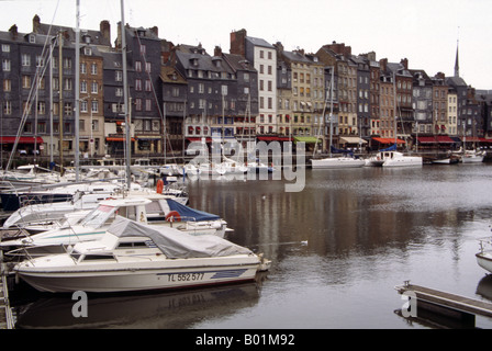 Boote in der Nähe halten Häuser in den kleinen Hafen von Honfleur. Stockfoto