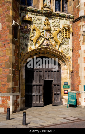 Das Eingangstor, St.Johannes College, Cambridge. Das Schnitzen ist das Wappen von der Gründerin, Lady Margaret Beaufort. Stockfoto