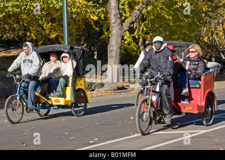 Touristen, die Reiten in Fahrradrikscha Manhattan New York City Stockfoto