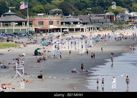 Eine Menge von Menschen spielen und Sonnenbaden an einem Strand in Newport, Rhode Island, USA. Stockfoto