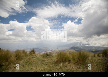 Blick auf die Berge und Anden Stroh aus Guaga Pinchincha Vulkan 4000m Höhe über Quito, Hauptstadt von Ecuador. horizontale Stockfoto