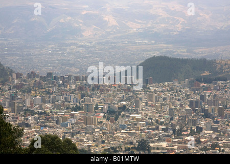 Blick auf die Berge von Quito aus Guaga Pinchincha Vulkan 4000m Höhe über Quito, Hauptstadt von Ecuador. horizontale Stockfoto