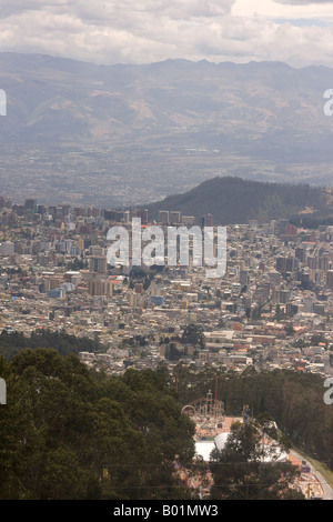 Blick auf die Berge von Quito aus Guaga Pinchincha Vulkan 4000m Höhe über Quito, Hauptstadt von Ecuador. Hochformat Stockfoto