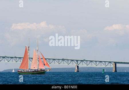 Ein Segelboot in der Narragansett Bay, Newport, Rhode Island, 18. August 2006.  Claiborne Pell Brücke im Hintergrund Stockfoto