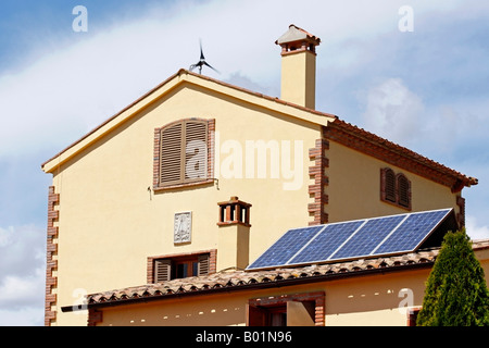 Solarzellen und Windgenerator auf Dach Stockfoto