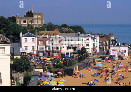 Viking Bay im Sommer voller Sonnenanbeter und Touristen, Broadstairs, Kent, England, Großbritannien Stockfoto