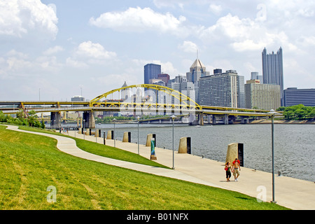 Von Roberto Clemente Park von Fort Duquesne Brücke und Pittsburgh City anzeigen Stockfoto
