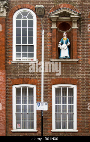 Raine's House, eine ehemalige Wohltätigkeitsschule (1719) in der Raine Street, Wapping, London, England. Jetzt von der Akademie von Saint Martin in den Feldern verwendet Stockfoto