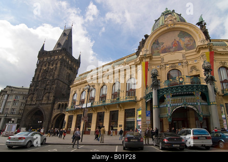 Horizontalen Weitwinkel von Jugendstil-Fassade Gemeindehaus "Obecní Dům" und der Pulverturm in der Sonne. Stockfoto