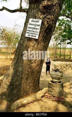 Junges Mädchen steht nächsten Chankiri Baum gegen die Exectutioners Kinder Choeung Ek Tötungfelder - Phnom Penh Kambodscha schlagen Stockfoto