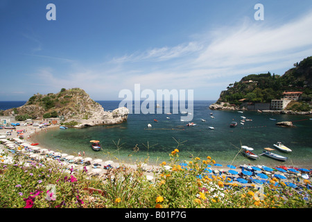 Taormina Mare Strand und die Bucht von Mazzaro, Taormina, Sizilien Italien Stockfoto