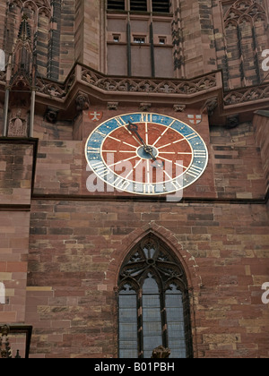 Teil der Fassade des Doms mit einer Uhr Freiburg Im Breisgau Baden Württemberg Baden-Württemberg Deutschland Stockfoto