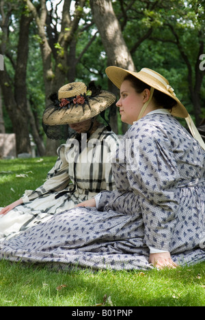 Zwei Frauen gekleidet in historischen Kostümen Bürgerkrieg auf Minneapolis Lakewood Cemetery. Teil der Jahresfeier des Memorial Day. Stockfoto