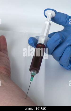 Die Verwendung einer Nadel und Blut und Arm zu simulieren Stockfoto
