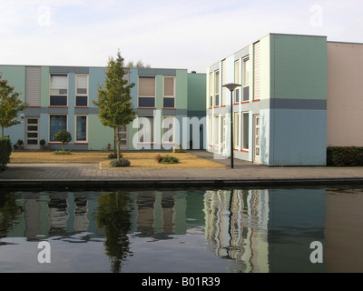 leichte blaue und grüne Zeile Reihenhäuser in Almere Buiten Niederlande Stockfoto