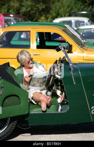 OLDTIMER-BESITZER ENTSPANNT Stockfoto