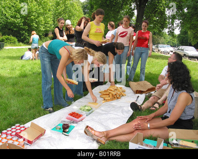 Picknick im Park auf einer Klassenfahrt nach Paris Frankreich Stockfoto