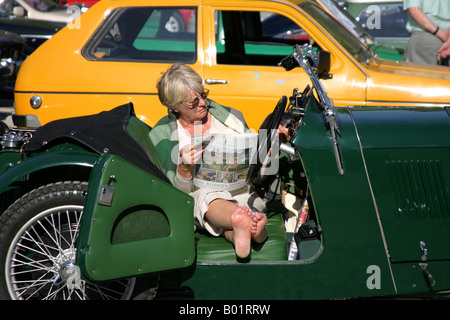 OLDTIMER-BESITZER ENTSPANNT Stockfoto