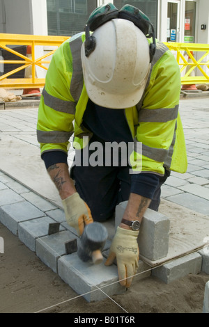 Männer Work.Road engineering Menschen. Gesundheit und Sicherheit. Malerei-Straße, Bitumen, Gesundheit und Sicherheit Stockfoto