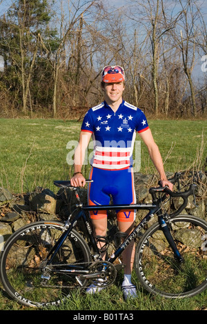 Porträt von zwei Mal US National Collegiate Cycling Champion Mark Hardman in seinen nationalen Meister Sterne und Streifen Jersey. Stockfoto