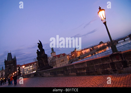 Horizontalen Weitwinkel von der Charles Brücke "Karluv Most" über den Fluss Vltava in Richtung Altstadt "Stare Mesto" bei Sonnenuntergang Stockfoto