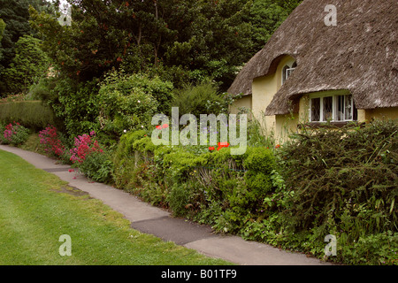 Idyllisches Reetdachhaus UK Exmoor Somerset Selworthy und Garten Stockfoto