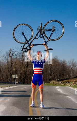 Zwei Mal US National Collegiate Cycling Champion Mark Hardman in seiner nationalen Champion Sternen und Streifen Jersey mit angehobenen Rad Stockfoto