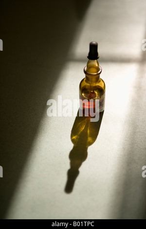 Jod-Lösung in Braunglas-Tropfflasche auf Formica Arbeitsfläche im Sonnenlicht Stockfoto