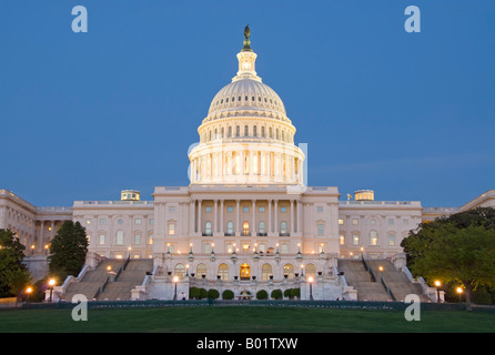 WASHINGTON DC, Vereinigte Staaten – das Kapitol der Vereinigten Staaten steht in der Abenddämmerung auf dem Capitol Hill in Washington DC. Das neoklassizistische Kuppelgebäude beherbergt den US-Kongress und dient als Sitz der Legislativabteilung der amerikanischen Regierung. Das berühmte Wahrzeichen ist ein Symbol der amerikanischen Demokratie und eine beliebte Touristenattraktion in der Hauptstadt des Landes. Stockfoto