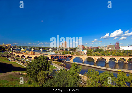 Blick auf die Brücken, darunter die Stein-Bogen-Brücke über dem Mississippi Fluß von Guthrie Theater Minneapolis MN Stockfoto