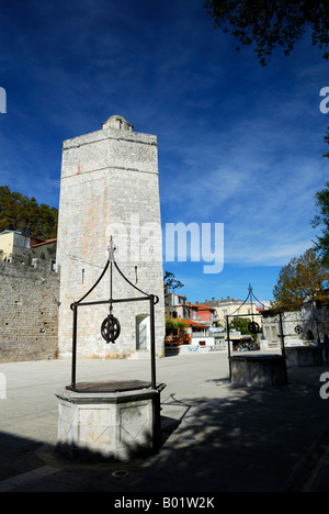 Platz der fünf Brunnen Trg Pet Bunara mit alten Stadtmauer und mittelalterlichen Turm Bablja Kula im Hintergrund Zadar Kroatien Stockfoto