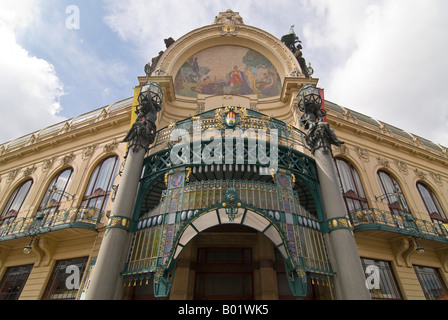 Horizontalen Weitwinkel von der Jugendstil-Fassade des Gemeindehauses "Obecní Dům" mit dem goldenen "Huldigung nach Prag" Mosaik. Stockfoto