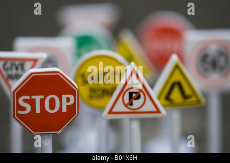 Miniatur-Spielzeug aus Kunststoff Verkehrszeichen hautnah Stockfoto