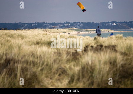 Drachensteigen auf Sanddünen Stockfoto