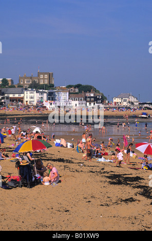 Viking Bay im Sommer voller Sonnenanbeter und Touristen, Broadstairs, Kent, England, Großbritannien Stockfoto