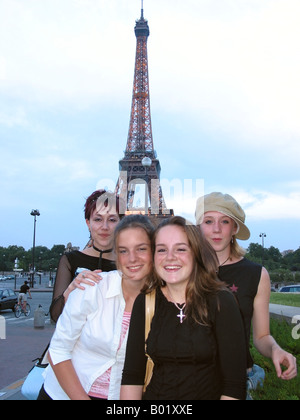 4 weibliche Teenager posieren vor dem Eiffelturm Paris Frankreich Stockfoto