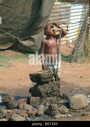 Durstig junge, Trinkwasser Stockfoto