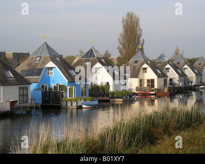 Reihe von identischen Wohngebäude befindet sich in der modernen Architektur am Wasser Almere Buiten Niederlande Stockfoto