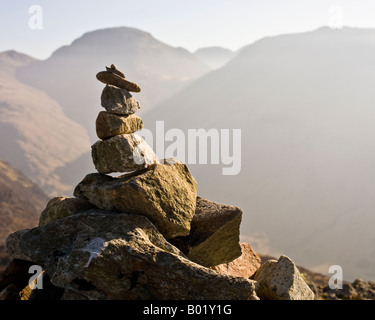 Cairn auf dem Gipfel des Heuhaufen mit den Gipfeln der verliebte sich Kirk und großen Giebel, Englisch Seenplatte, Cumbria, England Stockfoto