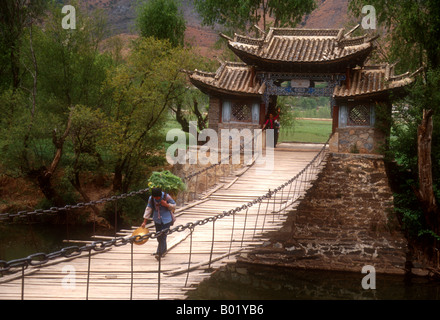 Shigu (Stein Drum) Dorf Hängebrücke am ersten Great Bend des Flusses Jangtse (Jingshan oder Goldstrand) in Yunnan Stockfoto